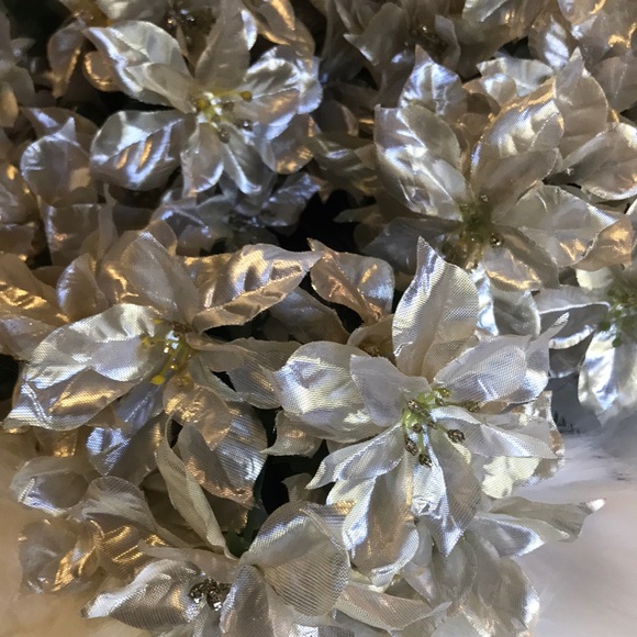 Bundle of 14 Champagne and silver Poinsettia bush. Almost new condition - Picture 5 of 11